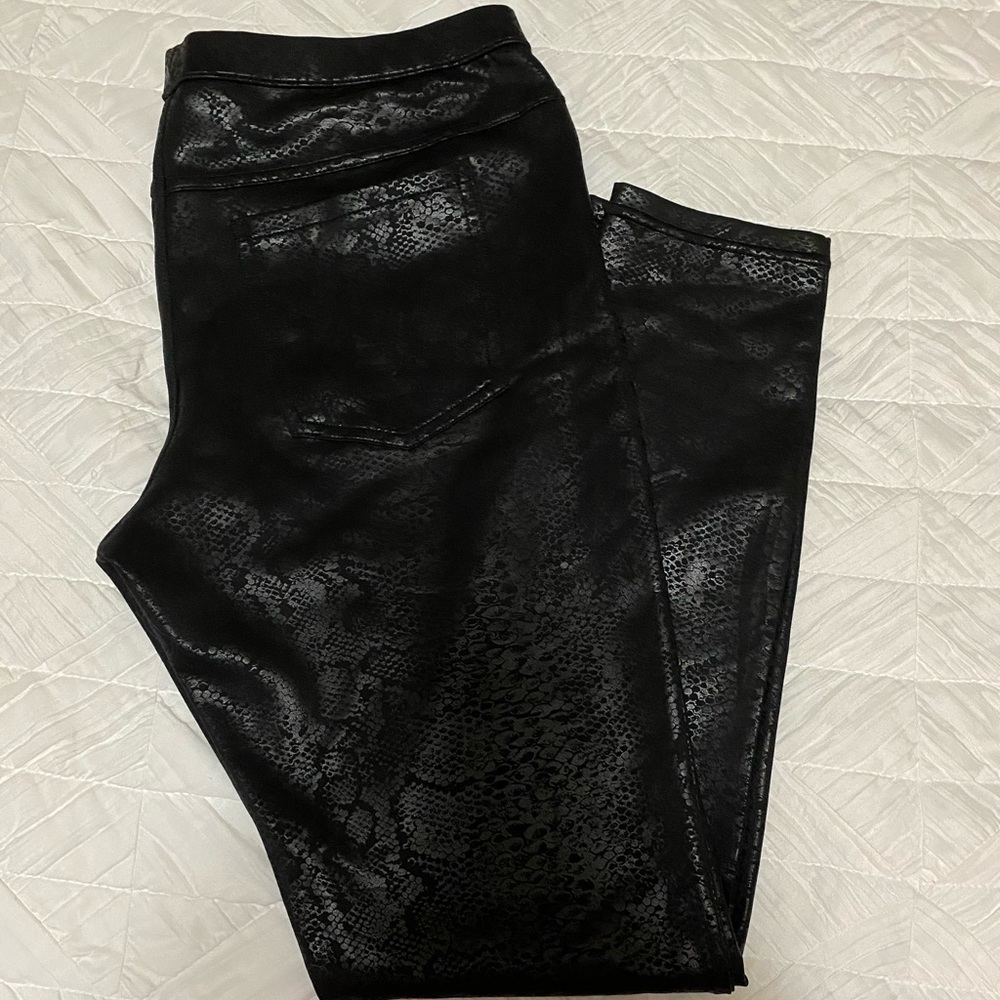 HUE snakeskin jeggings